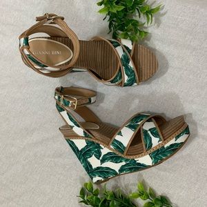 NWOT Gianni Bini wedges